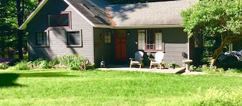 Hidden Pines - Spacious Charming One Bedroom Woodstock Cottage, Walk to Town!