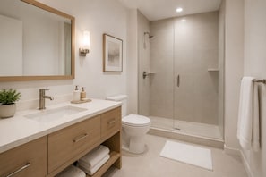 Junior-Zimmer | Badezimmer | Kostenlose Toilettenartikel, Haartrockner, Handtücher, Seife
