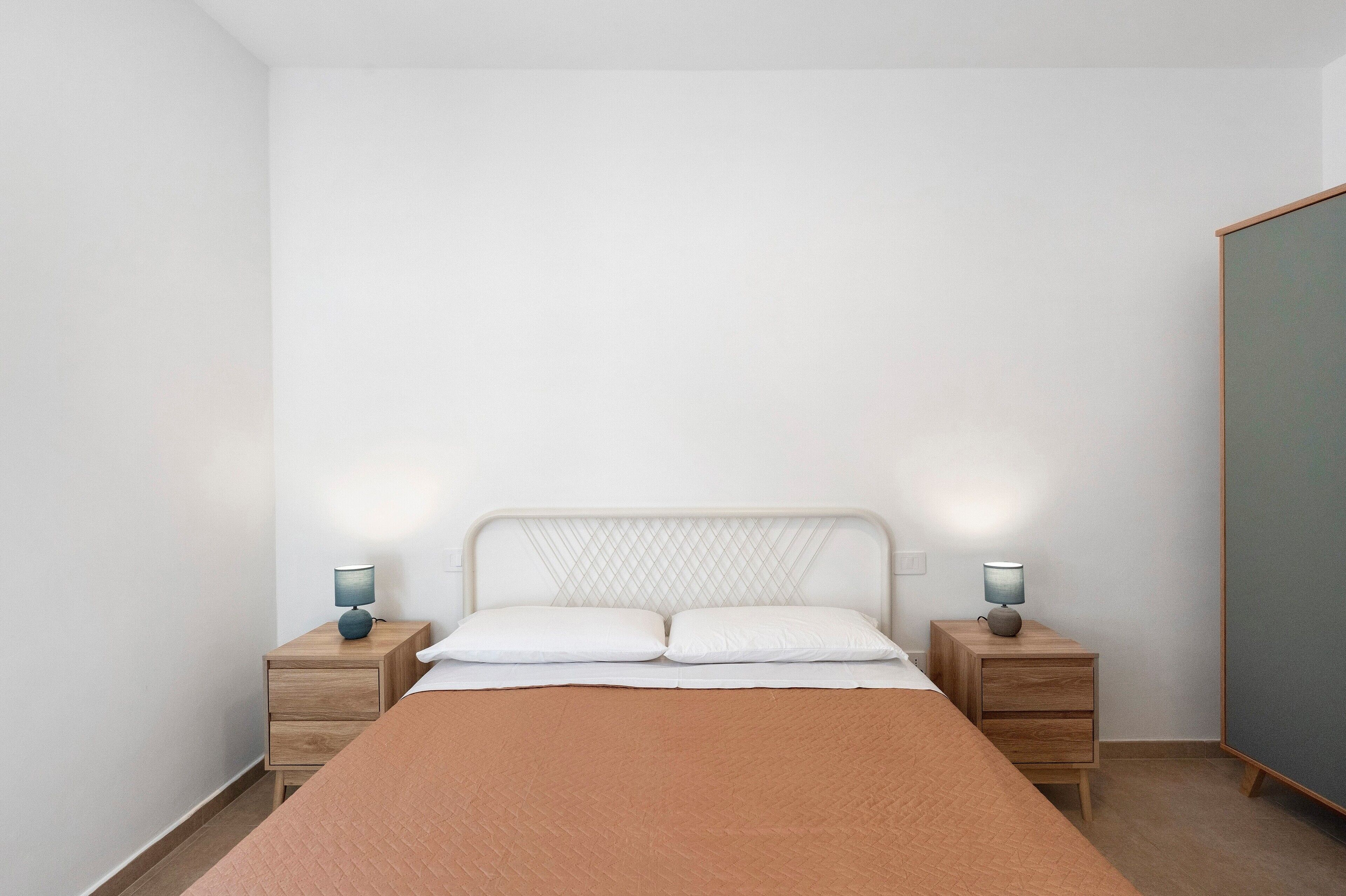 WiFi, bed sheets