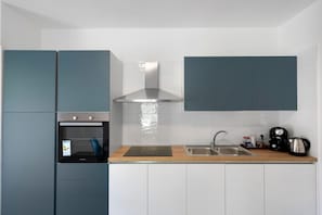 Cafetera/tetera, refrigerador, horno, placa de cocina