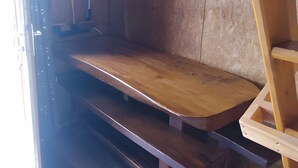A room with a wooden bench, a white shelf unit, and a wooden ladder. - Le Chalet de Pierre Sèche – up to 8 guests (Chaumard)