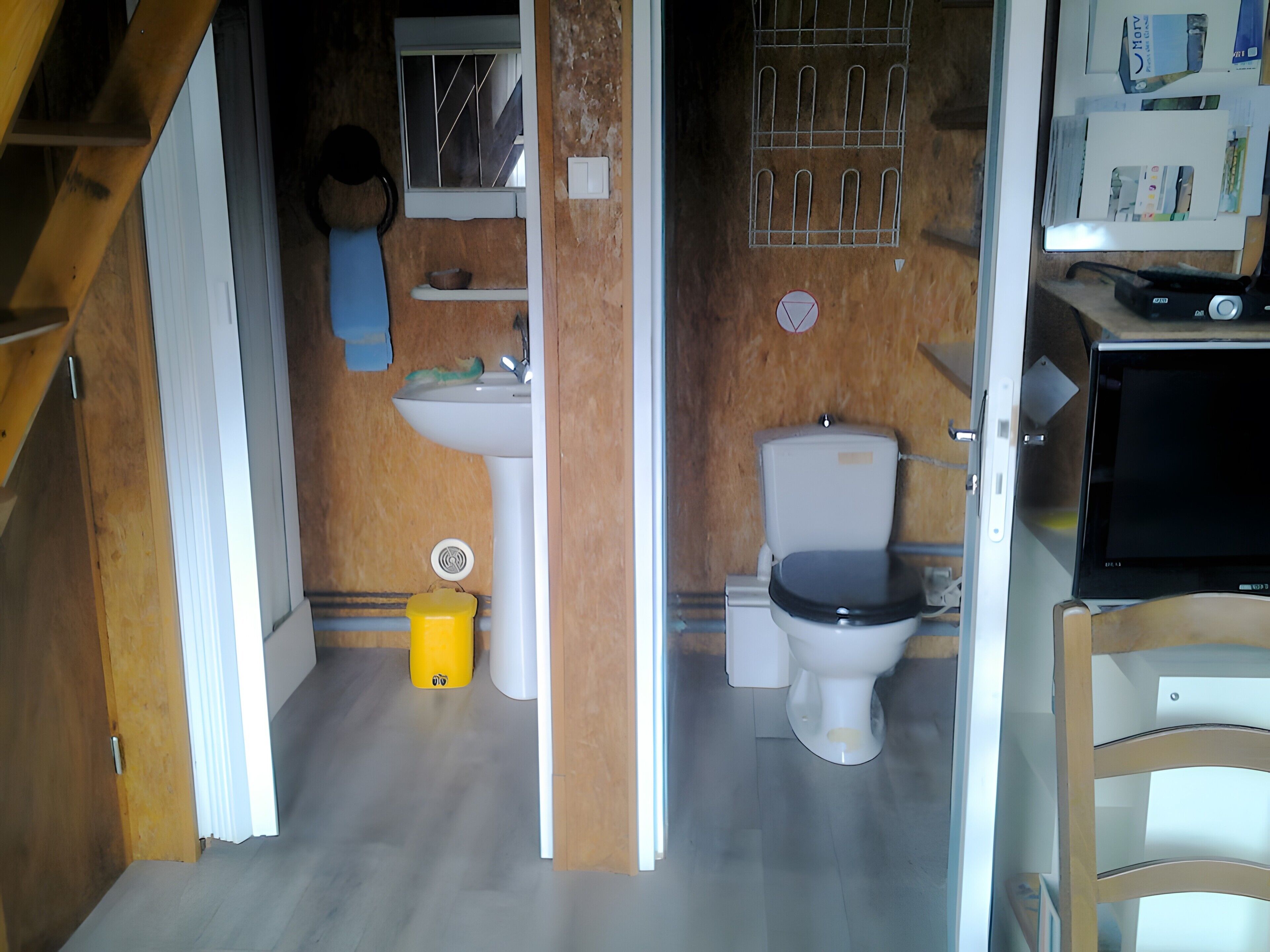Un bagno piccolo e funzionale, con il water, il lavandino e un'apertura finestrata.