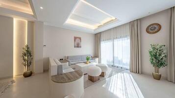 Comfort Villa, 4 Bedrooms, Poolside | Interior