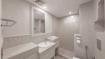 Comfort Villa, 4 Bedrooms, Poolside | Bathroom