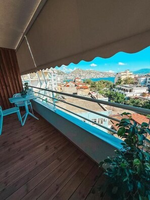 A balcony with a view of a cityscape and a body of water. - SIÁMAR Studio Rooms (Saranda)