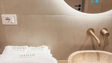 Deluxe Double Room | Bathroom