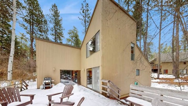 A modern wooden cabin with a large deck, outdoor seating, and a fireplace. - Meadow's Edge at Black Butte Ranch—2 pets allowed (Sisters)