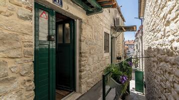 Standard Studio, Courtyard View | Exterior detail