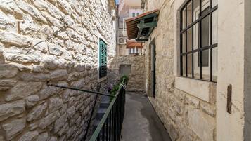Standard Studio, Courtyard View | Property grounds