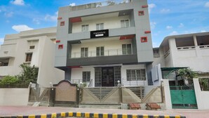 Un edificio de varios pisos con un letrero que dice 'TOWNHOUSE'.