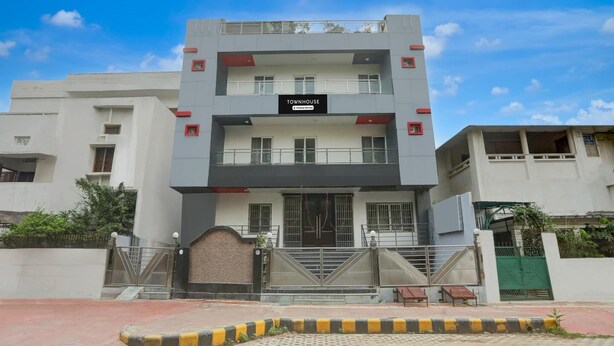 Un edificio de varios pisos con un cartel que dice 'TOWNHOUSE & Company'.