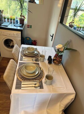 Dining - ★ Guest Favourite, Cozy & Stylish London Flat for 2 (London)