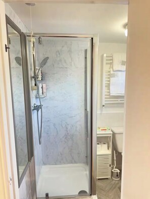Bathroom - ★ Guest Favourite, Cozy & Stylish London Flat for 2 (London)