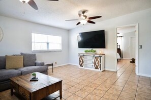 Living area - Cozy citrus retreat in Clermont FL. 3 bedroom, 2 bathroom (Clermont)