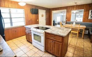Private kitchen - Cozy citrus retreat in Clermont FL. 3 bedroom, 2 bathroom (Clermont)