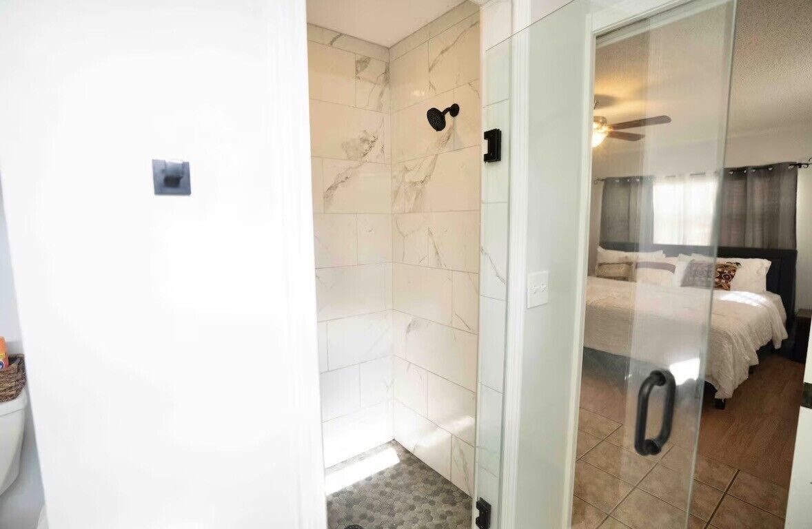 Douche, sèche-cheveux, serviettes fournies, savon