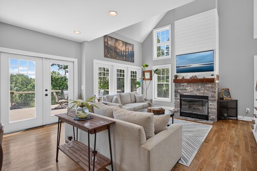 Luxary Lake Keowee Home with hottub 25mins from Clemson and Foothills Trail.