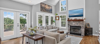 Luxary Lake Keowee Home with hottub 25mins from Clemson and Foothills Trail.