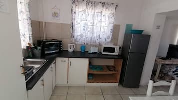 Apartment, 1 Bedroom, Smoking, Ocean View | Private kitchen