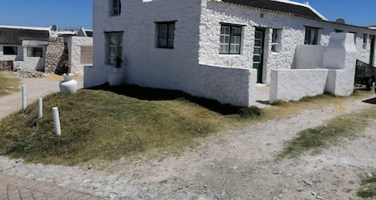 Quaint 1 Bedroom Apartment With sea View
