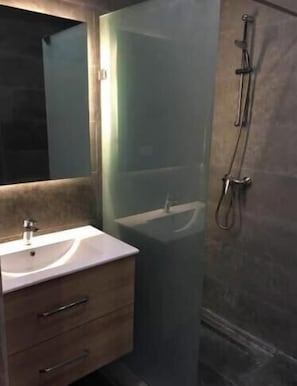 Shower, towels, soap, toilet paper - The Apartment of Happiness | Modern Comfort Just a Stone's Throw from Mehdia (Kénitra)