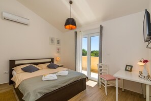 Planxa i posts de planxar, wifi i roba de llit 