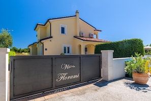 A two-story villa with a gated entrance, a swimming pool, and a well-maintained garden. - Villa Florami – Heated Pool, Sea Views and Peaceful Location (Krnica)