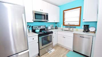 House, 3 Bedrooms | Private kitchen