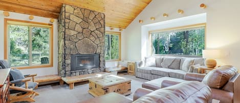 House, 4 Bedrooms | Living area