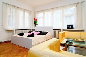 3 bedrooms, in-room safe, iron/ironing board, travel crib - Moonlight Deluxe Suite (Prague)