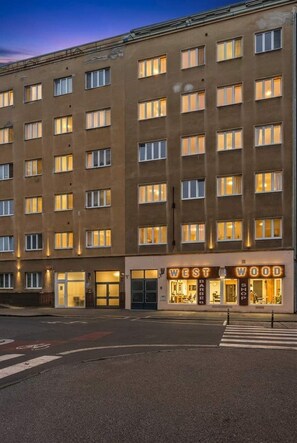 A multi-story hotel with a ground-level bar and restaurant named 'West Wood.'