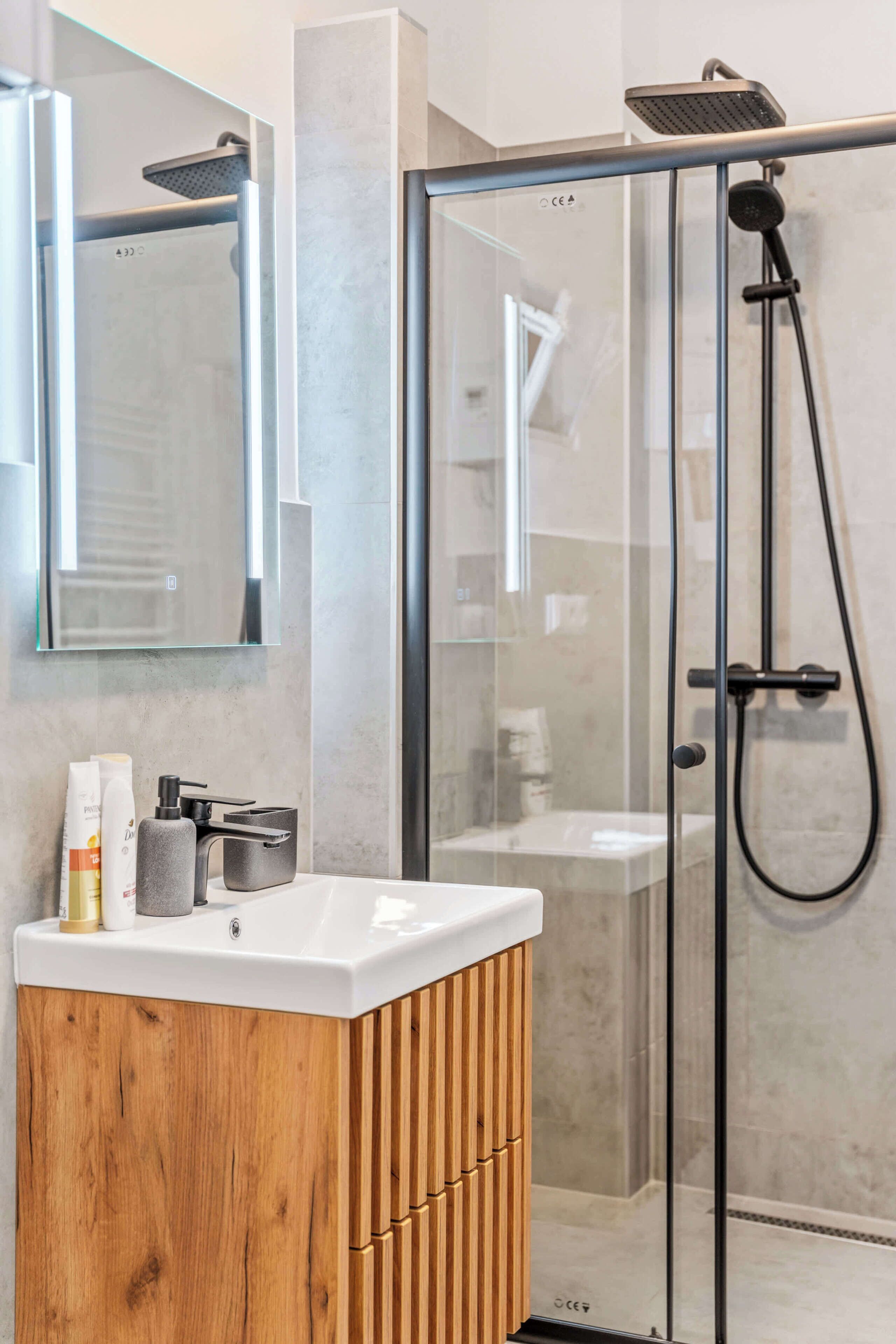 Bruser, hårtørrer, håndklæder, Shampoo