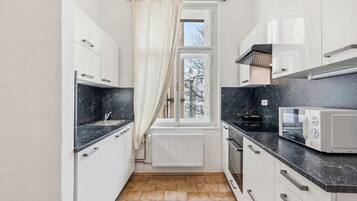 Køleskab, mikrobølgeovn, ovn, kogeplade