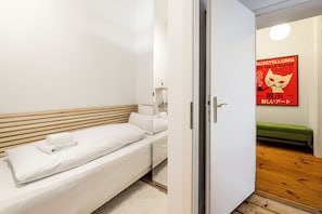 3 habitaciones, escritorio y tabla de planchar con plancha 
