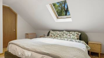 3 bedrooms, iron/ironing board, WiFi (free), bed sheets