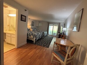 Ein Schlafzimmer mit einem Bett, einem Schreibtisch und einem Stuhl.