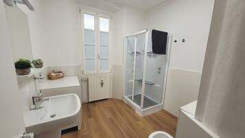 Dusche, Haartrockner, Bidet, Handtücher