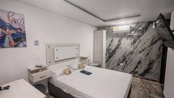 Habitación doble junior, vista al patio | Escritorio, espacio para trabajar con laptop y wifi gratis