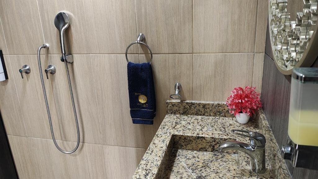 Executive driepersoonskamer | Badkamer | Een aparte badkuip en douche, gratis toiletartikelen, handdoeken, zeep