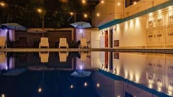 2 outdoor pools