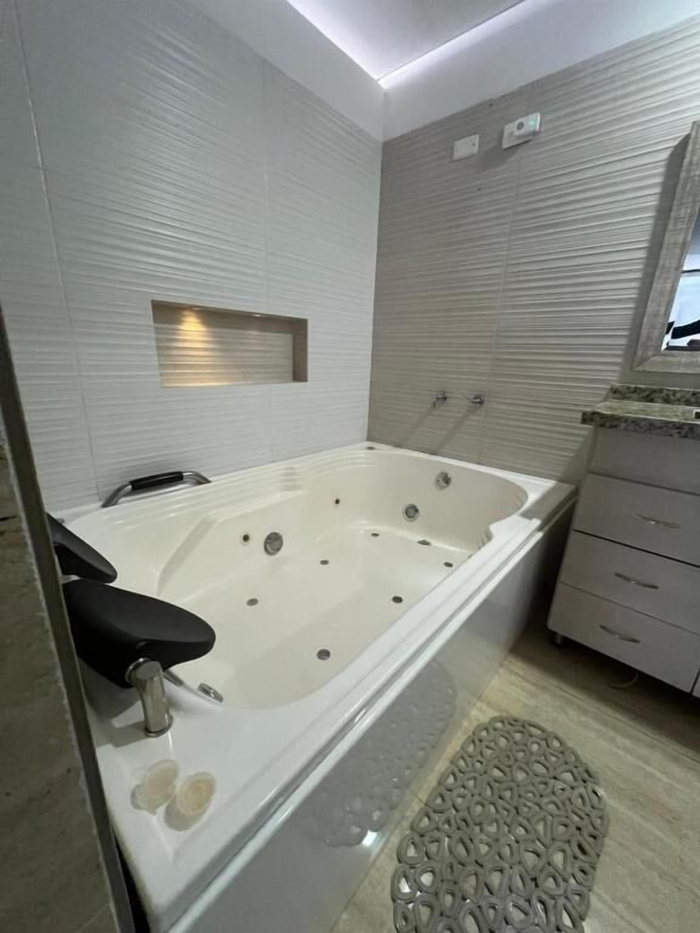 Tina y regadera independientes, amenidades de baño gratuitas, toallas 