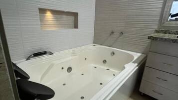 Tina y regadera independientes, amenidades de baño gratuitas, toallas