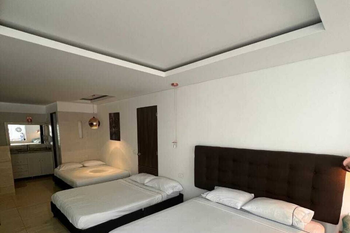 Deluxe-Dreibettzimmer, Poolblick | Schreibtisch, laptopgeeigneter Arbeitsplatz, kostenloses WLAN