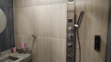 Executive Triple Room | Bathroom | Separate tub and shower, free toiletries, towels, soap