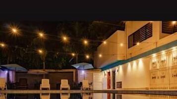 2 outdoor pools