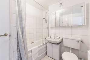 Douche, sèche-cheveux, shampoing