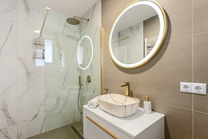 Douche, séchoir à cheveux, serviettes fournies
