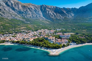 An aerial view of a coastal town with buildings, a beach, and mountains in the background. - New! Villa Ellamar, Idyllic 3-bedrooms villa in Makarska hinterland (Ivanbegovina)