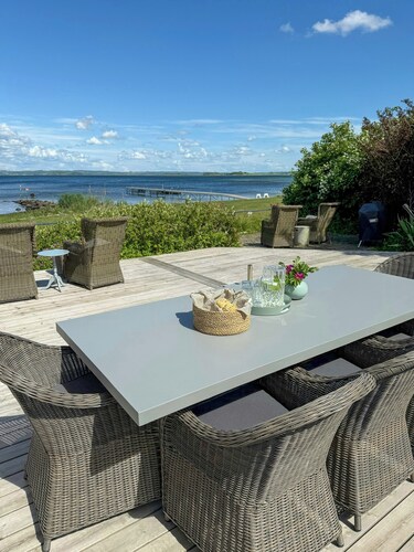 Summer house in fisherman's style by Helnæs Bay