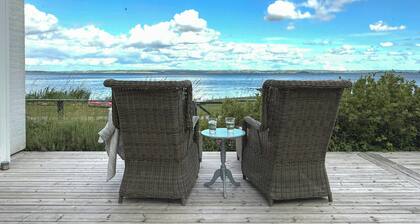 Summer house in fisherman's style by Helnæs Bay